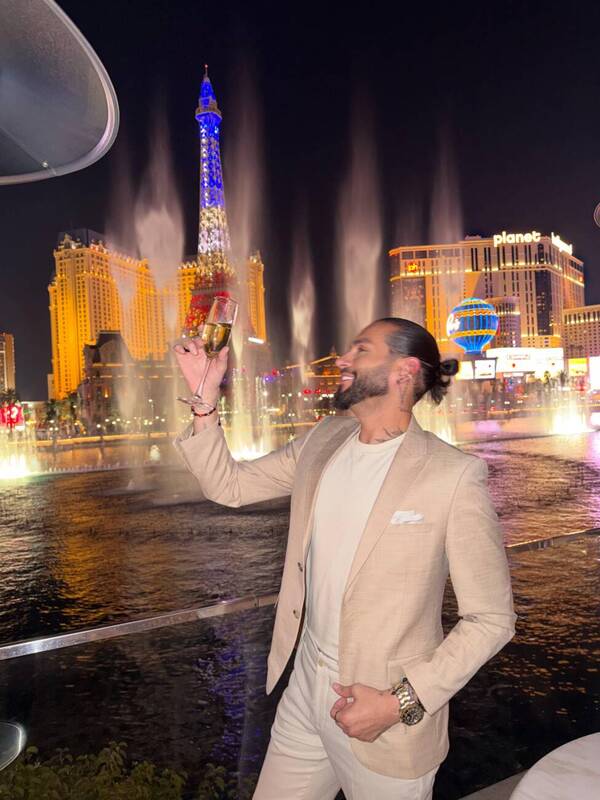 ¡Mañamí! Karlinho brindando en "la ciudad del pecado"