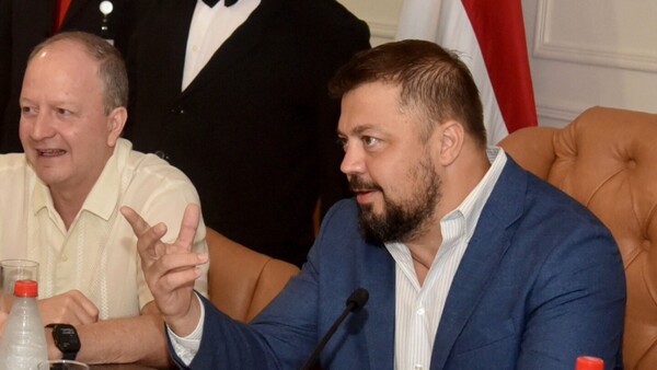 Colym contraataca a Pettengill y cuestiona sus contratos estatales