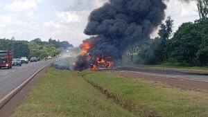 Vuelco e incendio de un camión en Caaguazú
