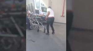 Popular / Camilleros del SEME echaron a paciente durante el traslado 