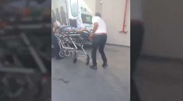 Popular / Camilleros del SEME echaron a paciente durante el traslado 