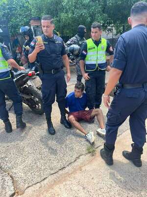 Video: huida por los techos terminó con un detenido en Villa Elisa - Policiales - ABC Color