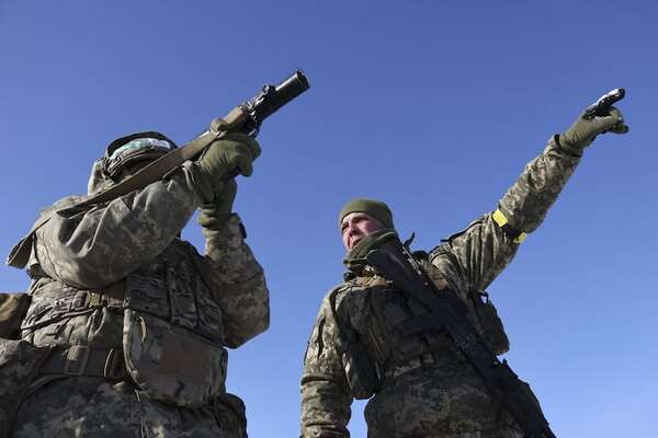 Zelenski no cederá el Donbás y pide firmar acuerdo de seguridad con EE.UU. antes de la paz - Mundo - ABC Color