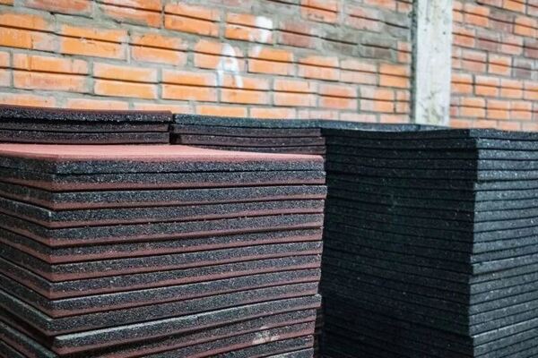 La mipyme paraguaya que convierte neumáticos en pisos de baldosa
