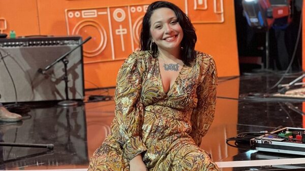 Popular / (VIDEO) ¡Atendé en qué idioma salió a cantar Andrea Valobra!