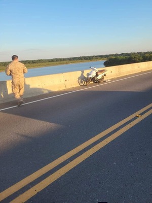 Rescatan con vida a una mujer que se arrojó desde puente sobre el río Tebicuary