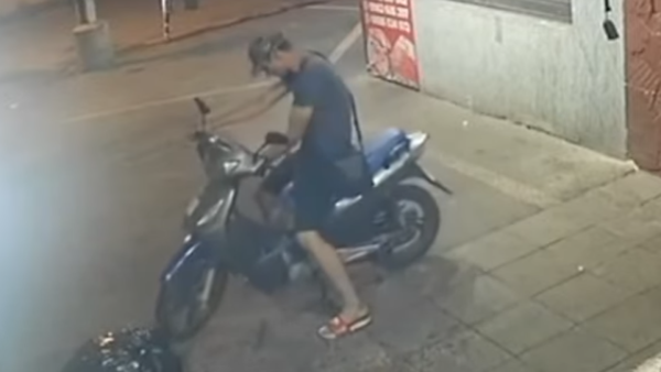 Video: Solitario ladrón se lleva la motocicleta de una trabajadora en Luque