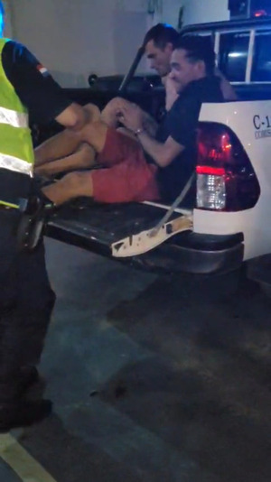 Popular / Robacoches detenidos: conductora se arrojo de su auto para pedir ayuda