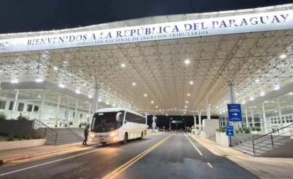 Buses transitan por Puente de la Integración, de noche y madrugada