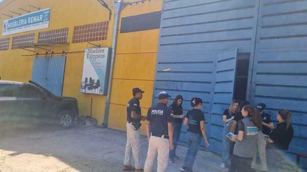 Una comitiva fiscal allana una muebleria en Fernando de la Mora por caso de explotación laboral