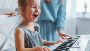 Musicoterapia: los niños aprenden a hablar, a socializar y a regular sus emociones con música