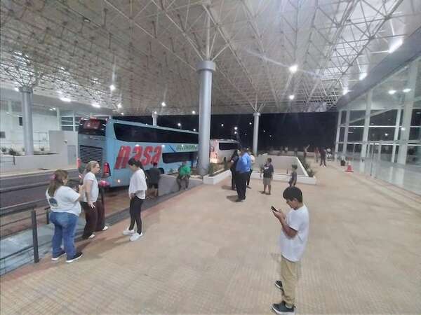 Un total de 15 buses pasaron por el Puente de la Integración, al habilitarse la segunda fase del paso fronterizo - ABC en el Este - ABC Color