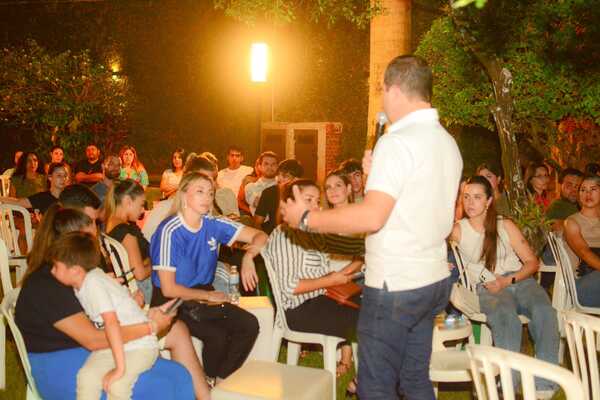 Diálogo directo y abierto entre jóvenes y el precandidato a intendente Carlos Pereira