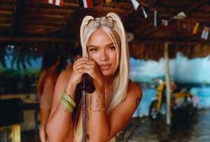 Popular / (VIDEO) ¡Karol G le pagó la cena a todos en un bar!