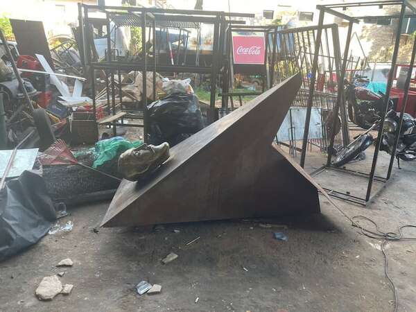 Colym amenaza con denunciar a intendente de San Ber si no repone busto de Bernardino Caballero - Política - ABC Color