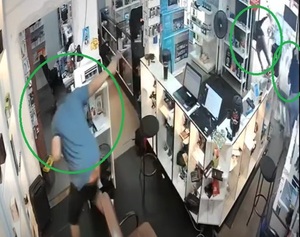 Cámaras captan fatal intercambio de disparos en local de venta de celulares en CDE - ADN Digital