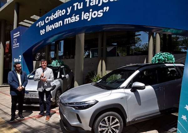 Universitaria premia a dos socias con camionetas 0 Km - Empresariales - ABC Color