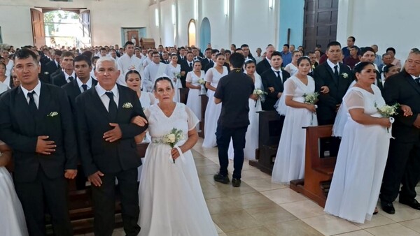 Boda comunitaria une a parejas tras décadas de convivir