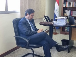 Prohíben a Óscar Tuma salir del país y hablar con su cliente