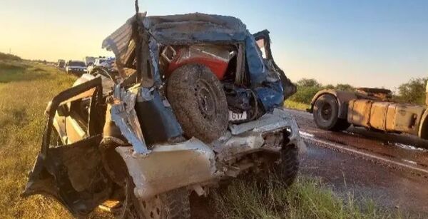 Madre e hijo pierden la vida tras violento choque entre camioneta y tractocamión