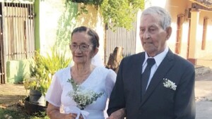 Tras 54 años de amor, la llevó al altar y se dijeron 'Sí, quiero'