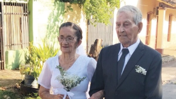 Tras 54 años de amor, la llevó al altar y se dijeron 'Sí, quiero'
