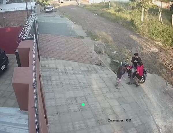 Video: buscan al autor de violento asalto a una adolescente en Lambaré - Policiales - ABC Color