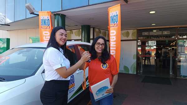 Telbingo triple cumple y hace feliz a una apostadora. Entregaron un 0 Km. en Encarnación