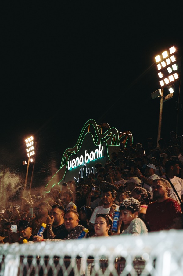 Carnaval Encarnaceno reúne a multitudes por fin de semana con acompañamiento de ueno bank