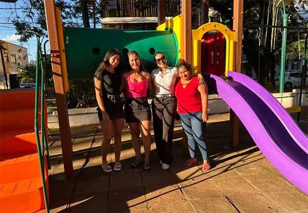 Con gestión de la edil Caballero se instala un parque infantil en la plaza central de Hernandarias | DIARIO PRIMERA PLANA