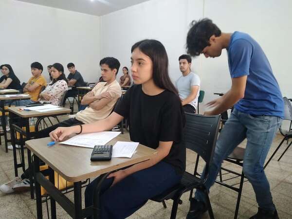 Más de 1.800 postulantes de Alto Paraná rinden hoy para las Becas del Gobierno  - ABC en el Este - ABC Color