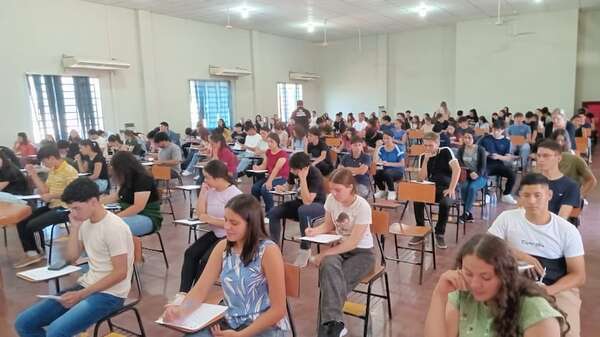 Más de 300 jóvenes de Ñeembucú rindieron examen para acceder a las Becas del Gobierno - Nacionales - ABC Color