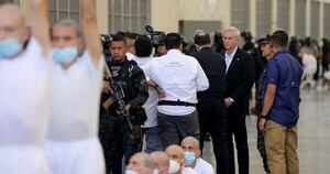 La Nación / Kast visitó megacárcel salvadoreña y pidió “colaboración” a Bukele