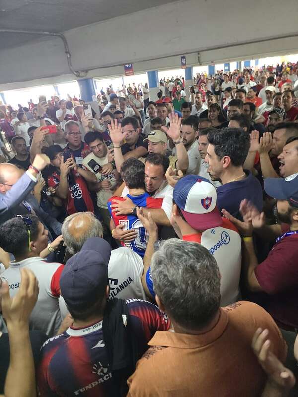 Carlos Rejala reconoce la victoria de Blas Reguera en un gesto de unidad azulgrana - Cerro Porteño - ABC Color