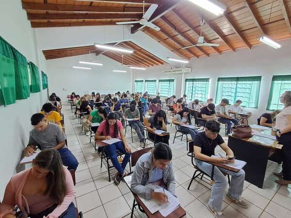 Más de 600 estudiantes rindieron para acceder a becas del Gobierno en Villarrica - Nacionales - ABC Color