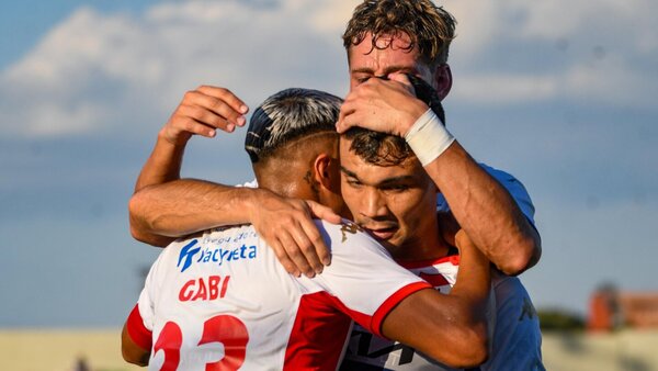 Nacional golea y se afianza como líder