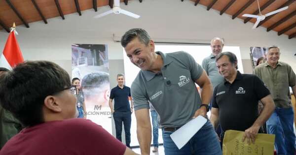 La Nación / El Gobierno entrega la mayor cantidad de becas de su historia