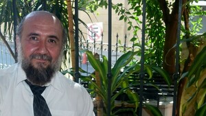 De escribir sus primeras obras en papeles del mercado a ganar premio nacional