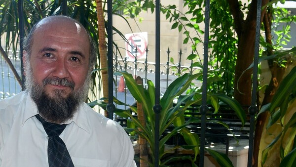 De escribir sus primeras obras en papeles del mercado a ganar premio nacional