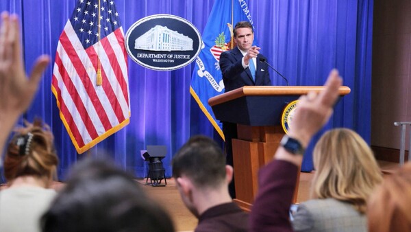 Papeles de Epstein atan aún más a conocidas figuras con el pederasta