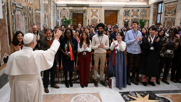El Papa a los jóvenes políticos: no habrá paz si se descarta a los débiles