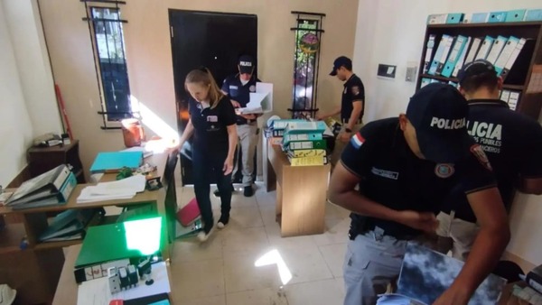 Fiscalía allana oficina en Asunción por presunta estafa que afectó a más de 300 familias