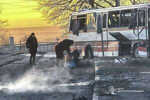 Ucrania cifra en 12 muertos y 16 heridos el balance del ataque ruso a un bus de mineros - Mundo - ABC Color