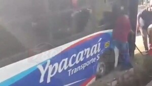 Bus con pasajeros cae en canaleta en Luque, afortunadamente nadie salió herido