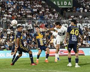 Olimpia sonríe en la agonía del partido ante un complicado Trinidense - Fútbol - ABC Color