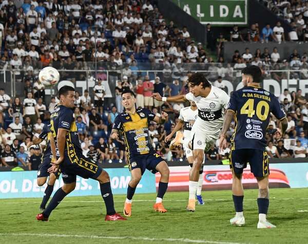 Olimpia sonríe en la agonía del partido ante un complicado Trinidense - Fútbol - ABC Color