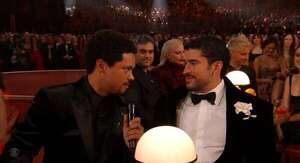 Vídeo: Trevor Noah y Bad Bunny con una versión inesperada de “DeBÍ TiRAR MáS FOToS” - Música - ABC Color