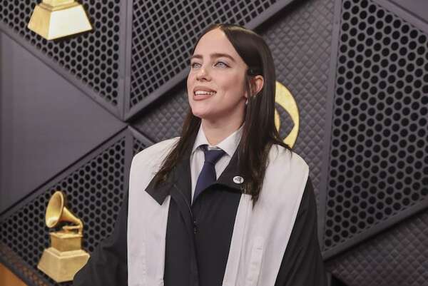 Billie Eilish y Justin Bieber asisten a los Grammy con un pin de “fuera ICE” - Gente - ABC Color
