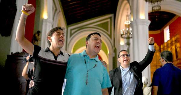 La Nación / Excarcelan a activista