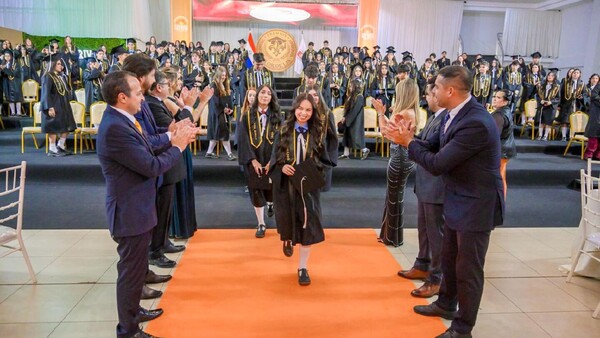 Unos 130 mejor egresados fueron reconocidos por la Comuna de CDE